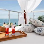 Breathtaking Sea View شقة *